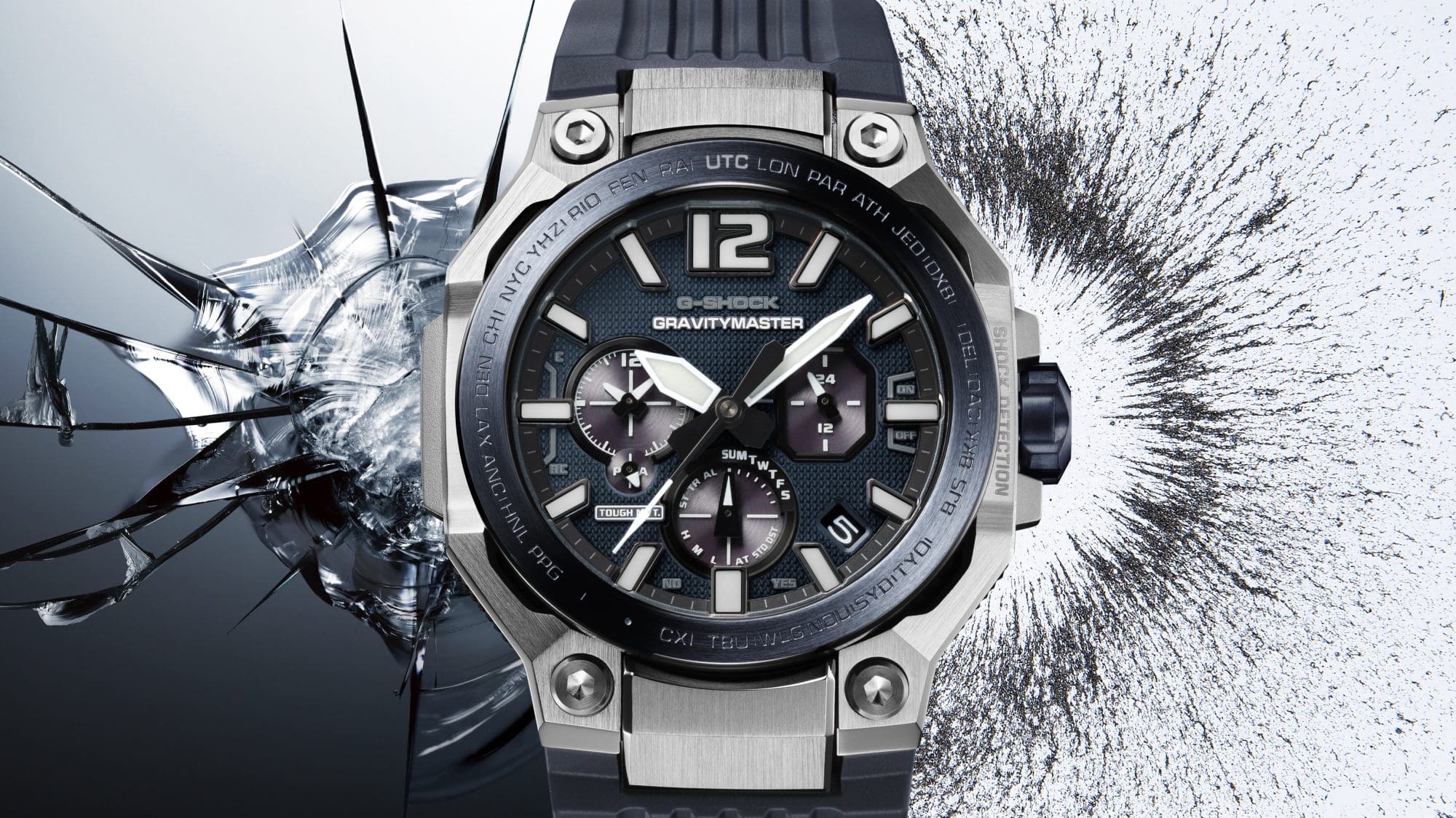 Gros plan sur la G-Shock GWR-B3000 et son cadran multifonction. Elle est posée sur un fond spectaculaire qui met en avant du verre brisé d’un côté et un motif représentant une explosion de l’autre.