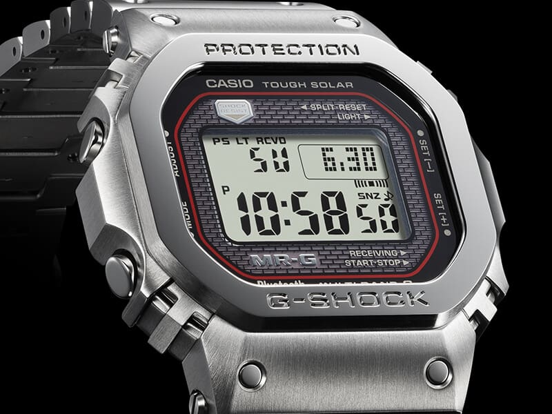 Gros plan sur l'écran de la montre numérique Casio G-Shock MRG-B5000D-1