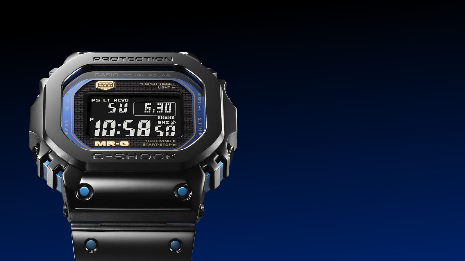 La montre digitale G-Shock MRG-B5000BA-1 sur fond bleu