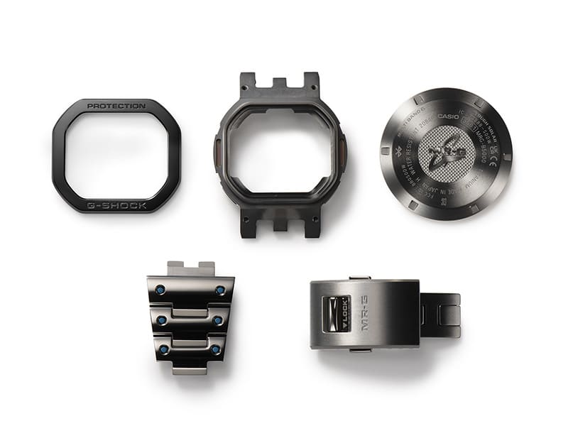 Les composants de la montre-bracelet Casio G-Shock MRG-B5000BA, qui se composent de Cobarion et de DAT55G : Lunettes, dos du boîtier, bracelet et fermoir de bracelet.