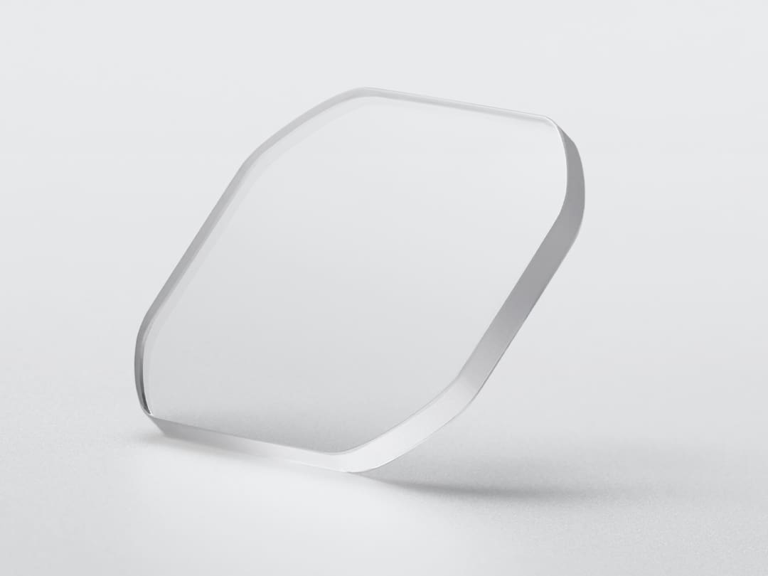 Un verre saphir octogonal sur un fond gris clair