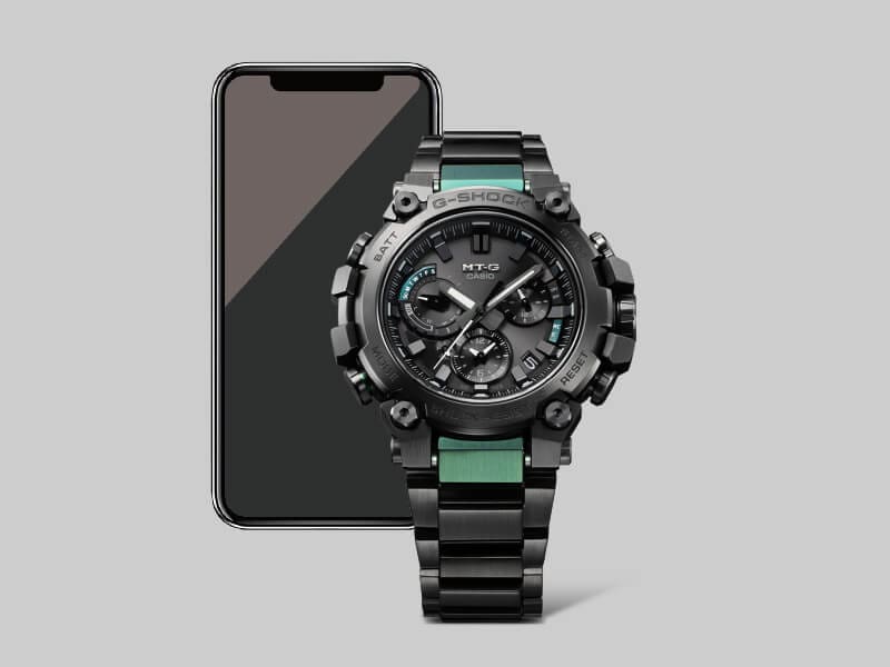 La montre Casio G-Shock MTG-B3000BD-1A2 Bluetooth® devant un smartphone.