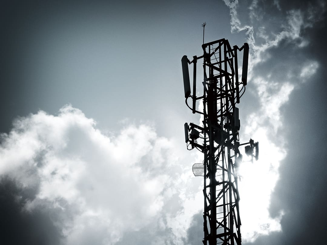 Une antenne-relais dans un ciel nuageux