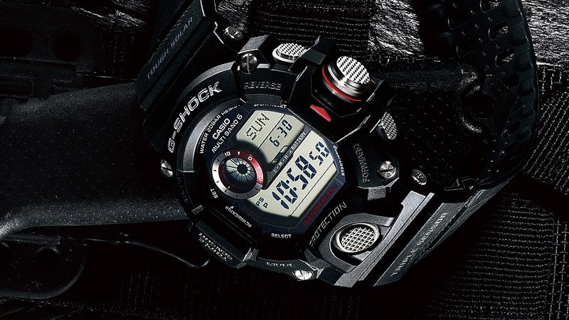 La montre multifonction GW-9400-1 sur un fond de pierre sombre.