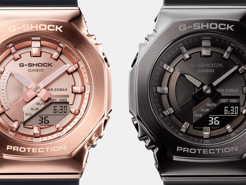 Une Casio G-Shock GM-B2100 en or rose à côté de la GM-B2100BD-1A noire
