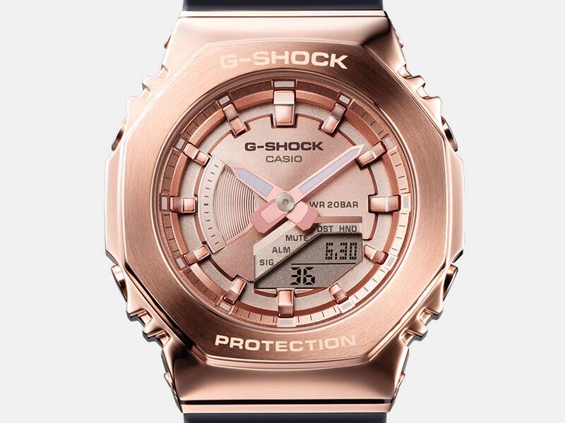 Gros plan du boîtier et de l'écran en or rose d'une montre en acier inoxydable Casio G-Shock GM-B2100