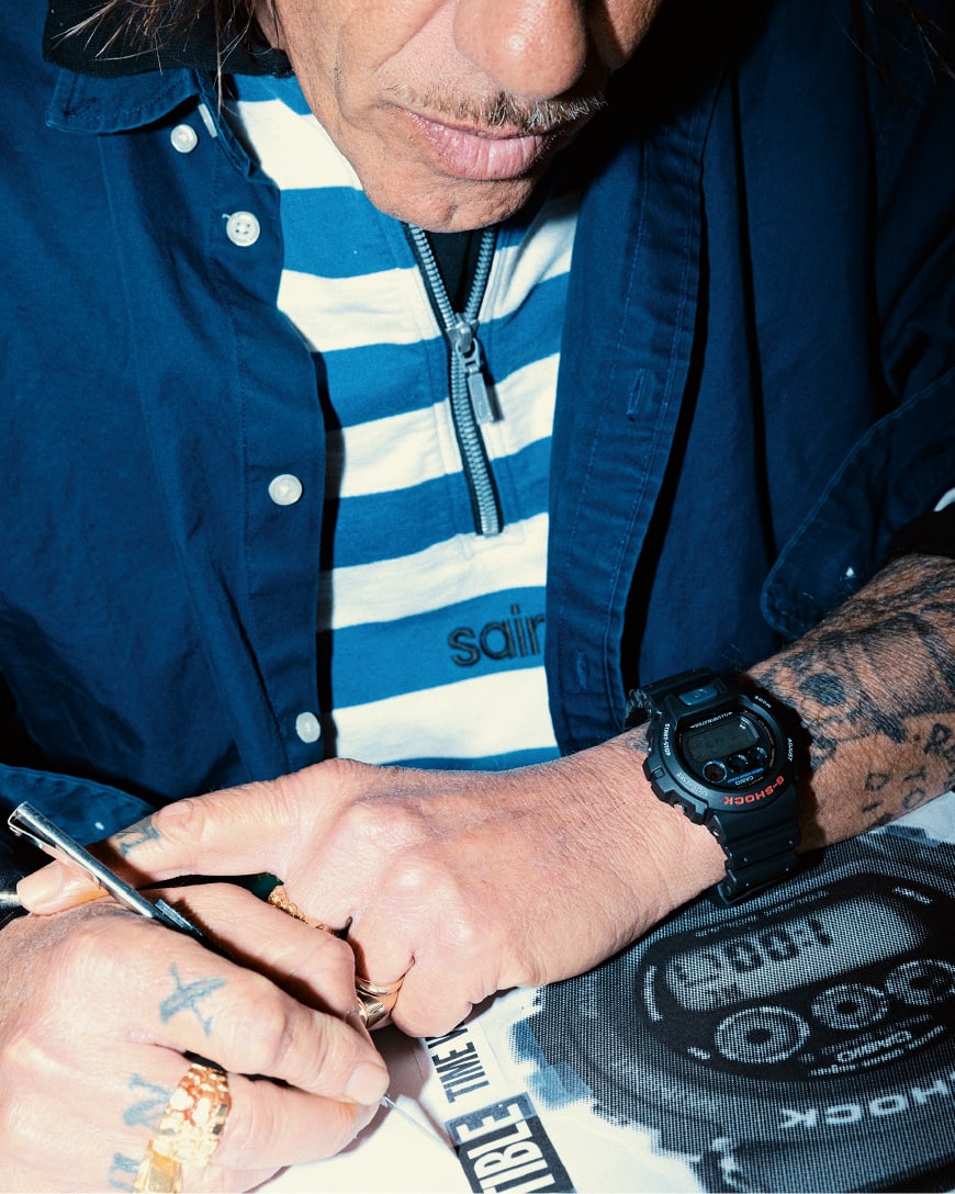 Foto anggota XG mengenakan G-SHOCK.