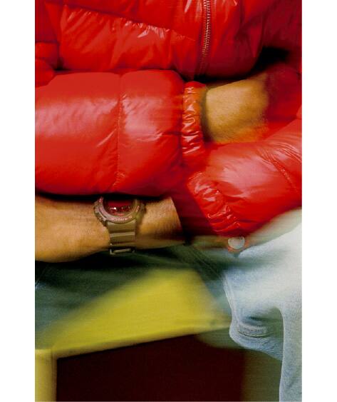 Sebuah foto jam tangan G-SHOCK di pergelangan tangan Tyshawn Jones di balik jaket merah.