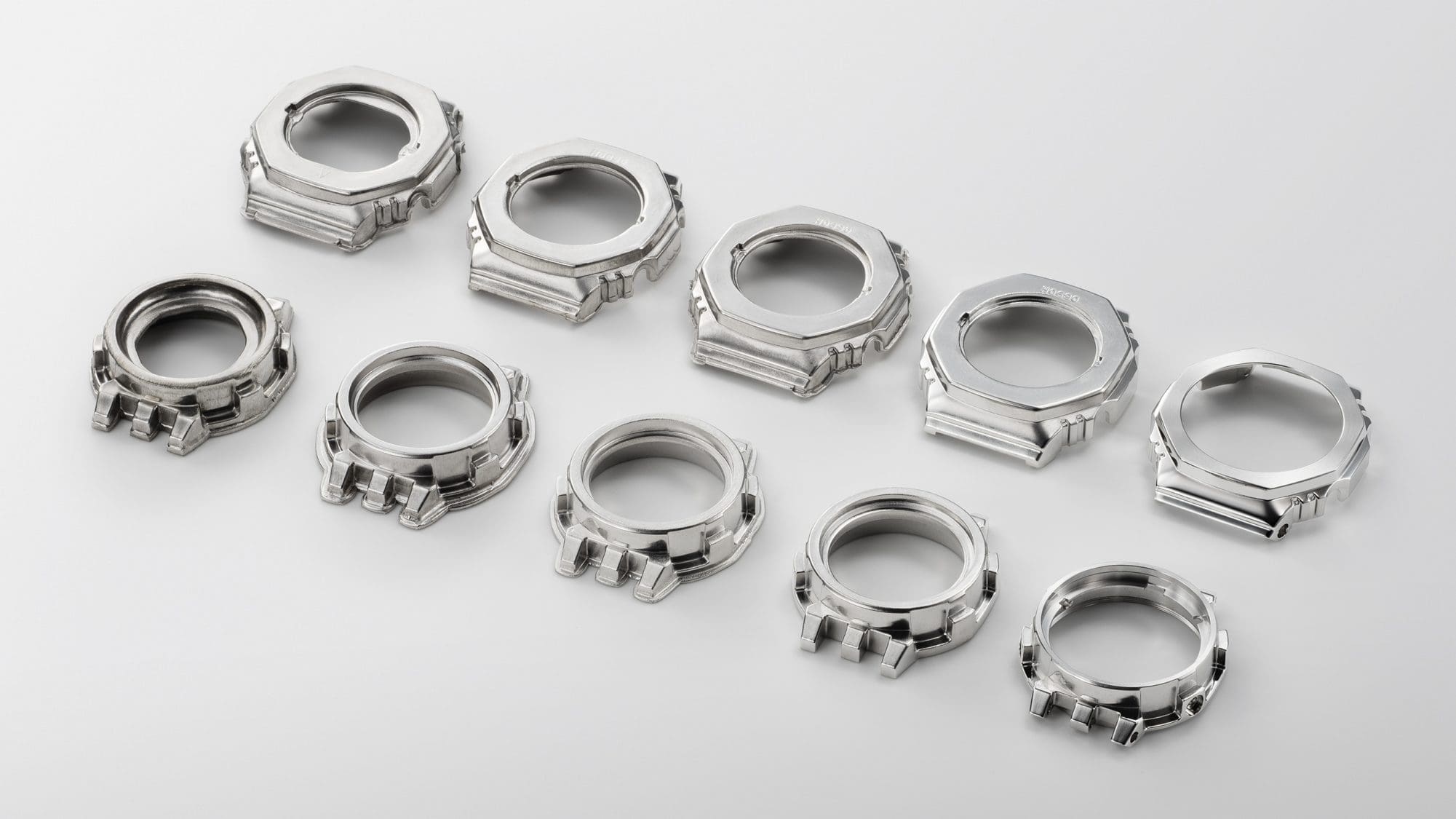 Bezel dan casing tempa: Dibuat dengan hasrat untuk penyempurnaan hingga detail terhalus