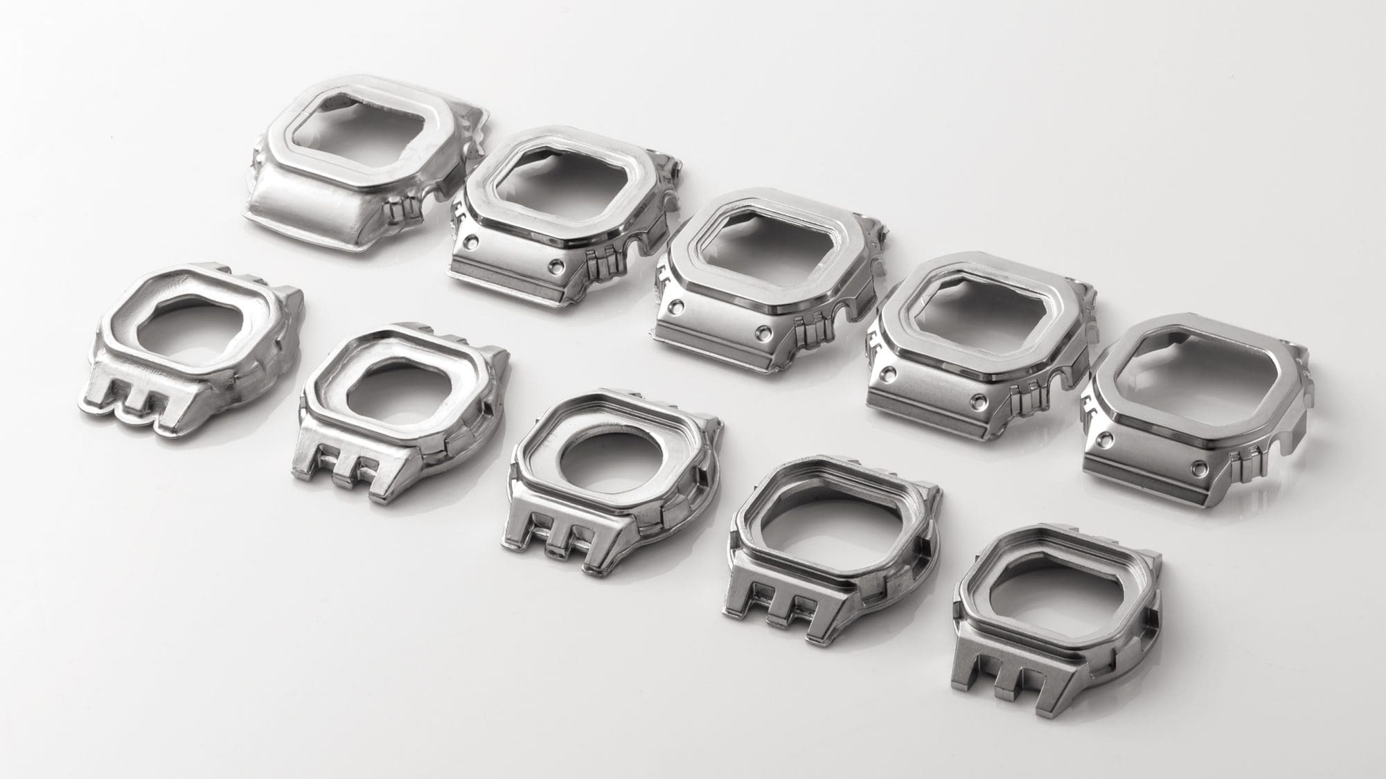 Bezel dan casing tempa: Dibuat dengan hasrat untuk penyempurnaan hingga detail terhalus