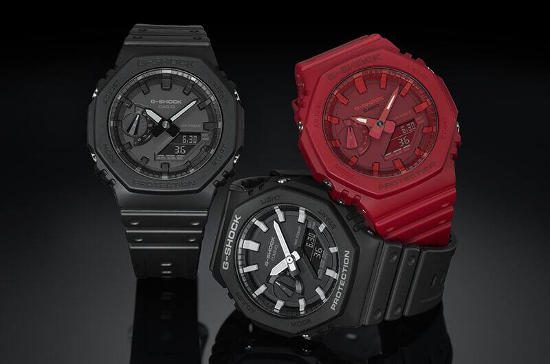 Tre orologi da polso Casio G-Shock GA-2100 su sfondo nero, due sono neri, uno è rosso
