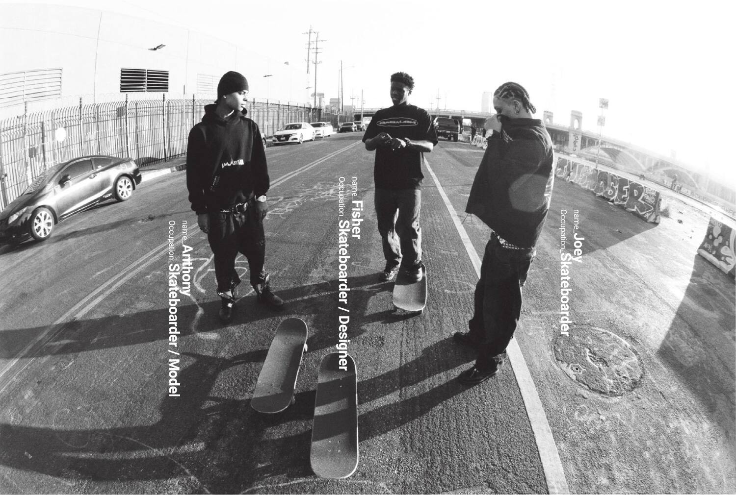 Foto in bianco e nero di tre skateboarder in strada. Un testo indica nomi e ruoli delle persone nell’immagine. A sinistra: Anthony, skateboarder / modello; al centro: Fisher, skateboarder / designer; a destra: Joey, skateboarder.