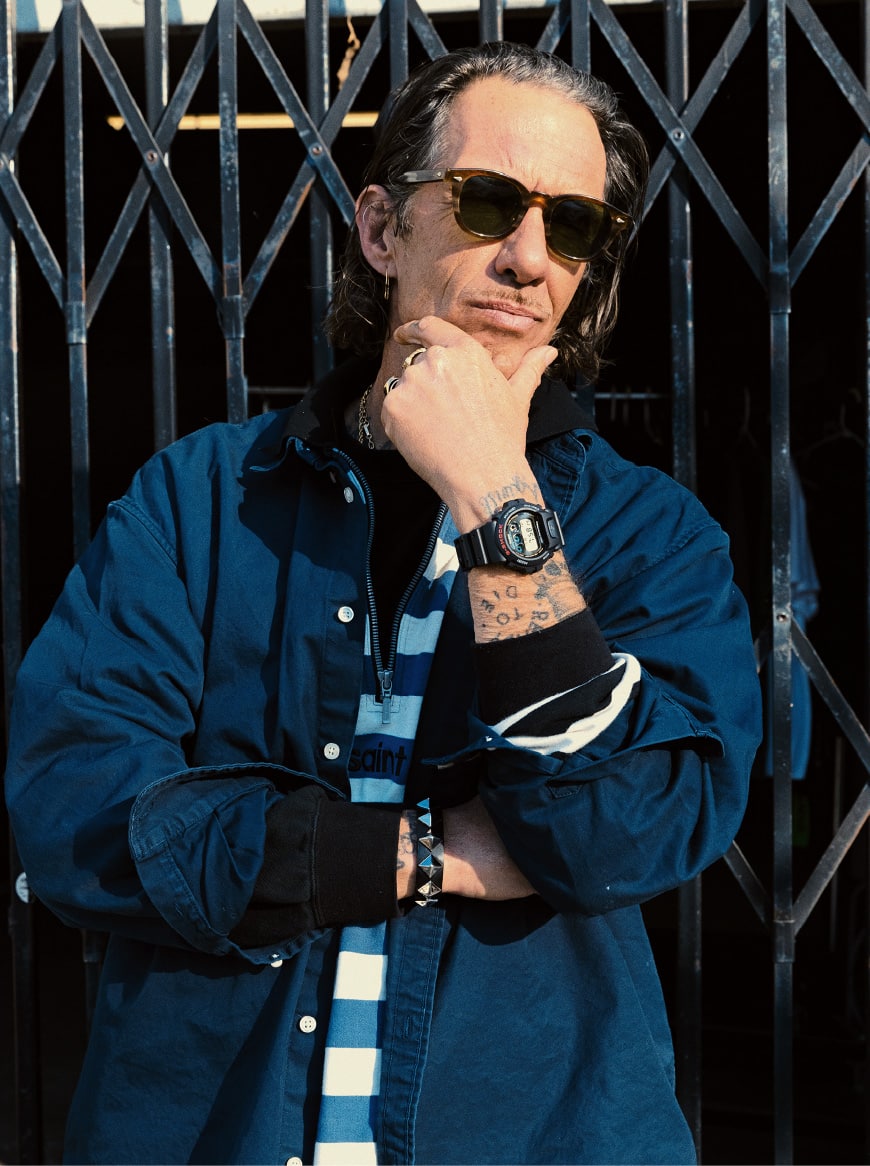 Cali DeWitt in camicia di jeans con al polso il DW-6900 nero G-SHOCK