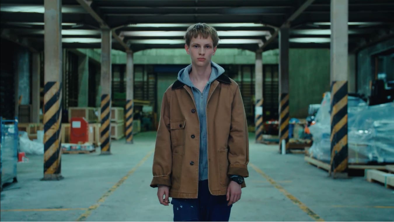 Pop-Up di un video YouTube di un ragazzo che indossa diversi modelli di G-Shock GA-B010 al polso e che cammina in un magazzino.