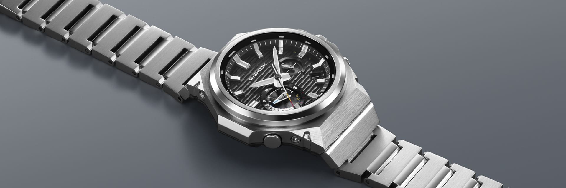 Primo piano della struttura antiurto dell’orologio in acciaio GST-B1000.