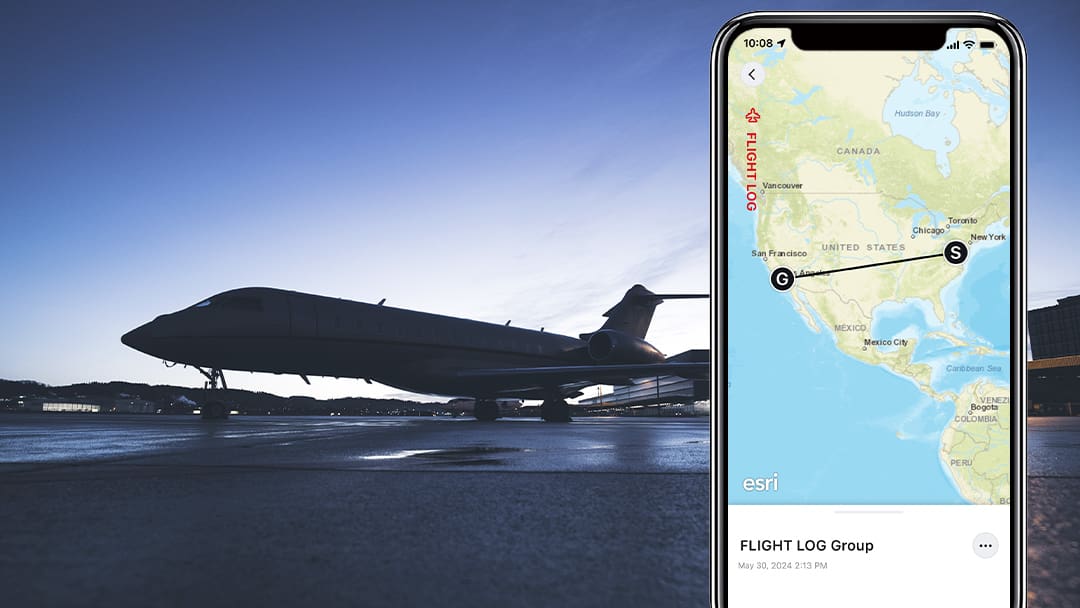 Uno smartphone mostra una mappa su cui è segnata una rotta di volo, sullo sfondo: un aereo su un campo d'aviazione
