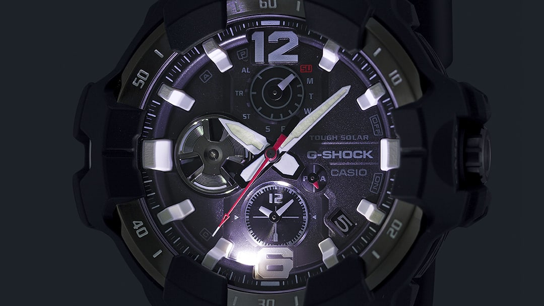 Il quadrante luminoso di un orologio da polso Gravitymaster GR-B300 al buio