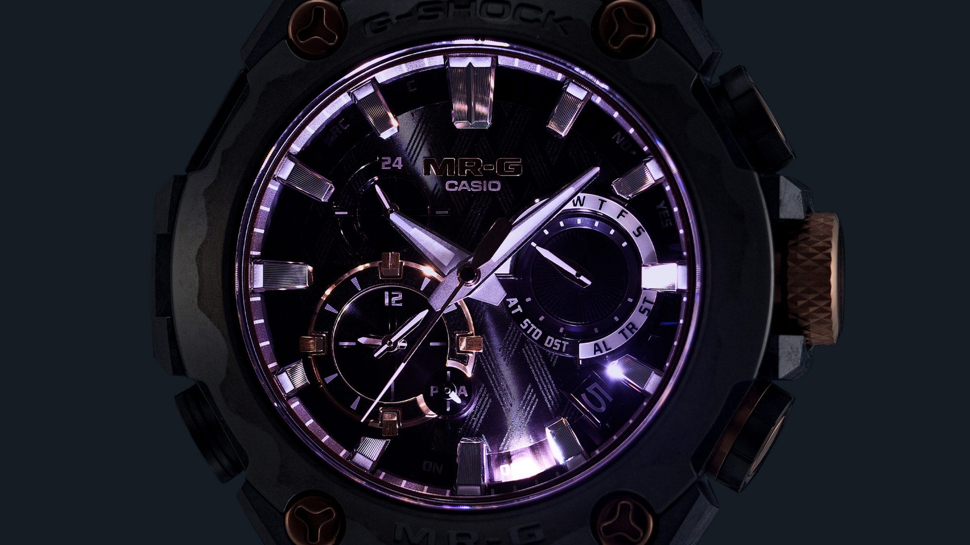 Illuminazione LED estremamente luminosa nella cassa dell'orologio MRG-B2000JS.