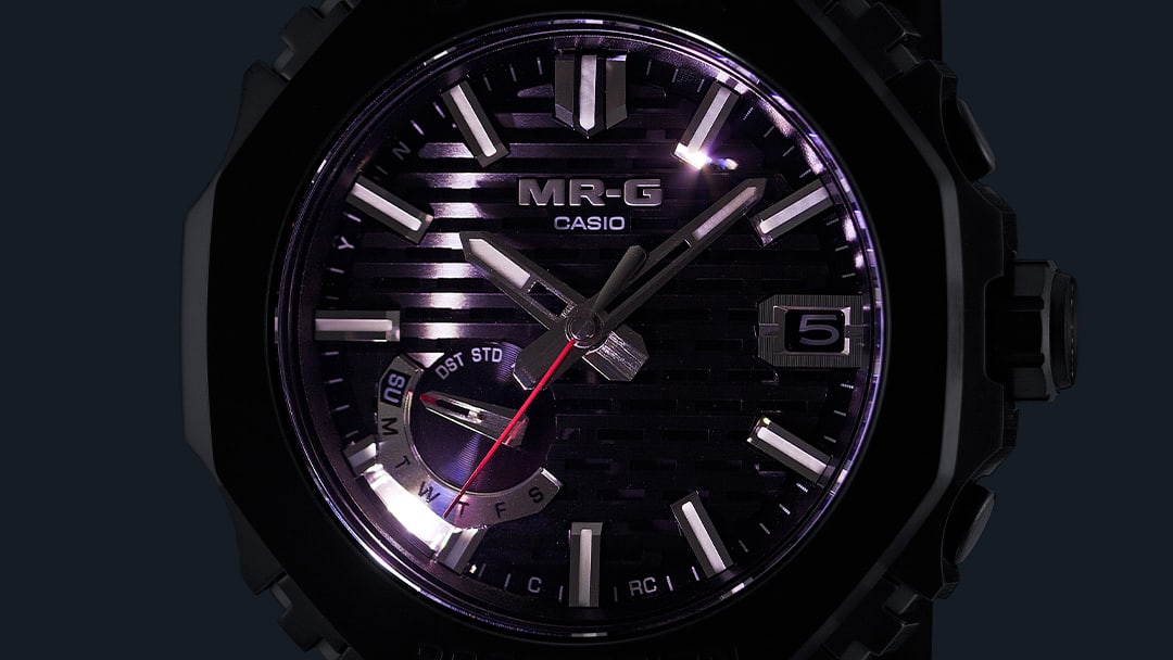 Illuminazione a LED estremamente luminosa nella cassa dell'orologio MRG-B2100B.