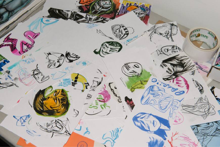 テーブルに並べられた完成イラスト作品