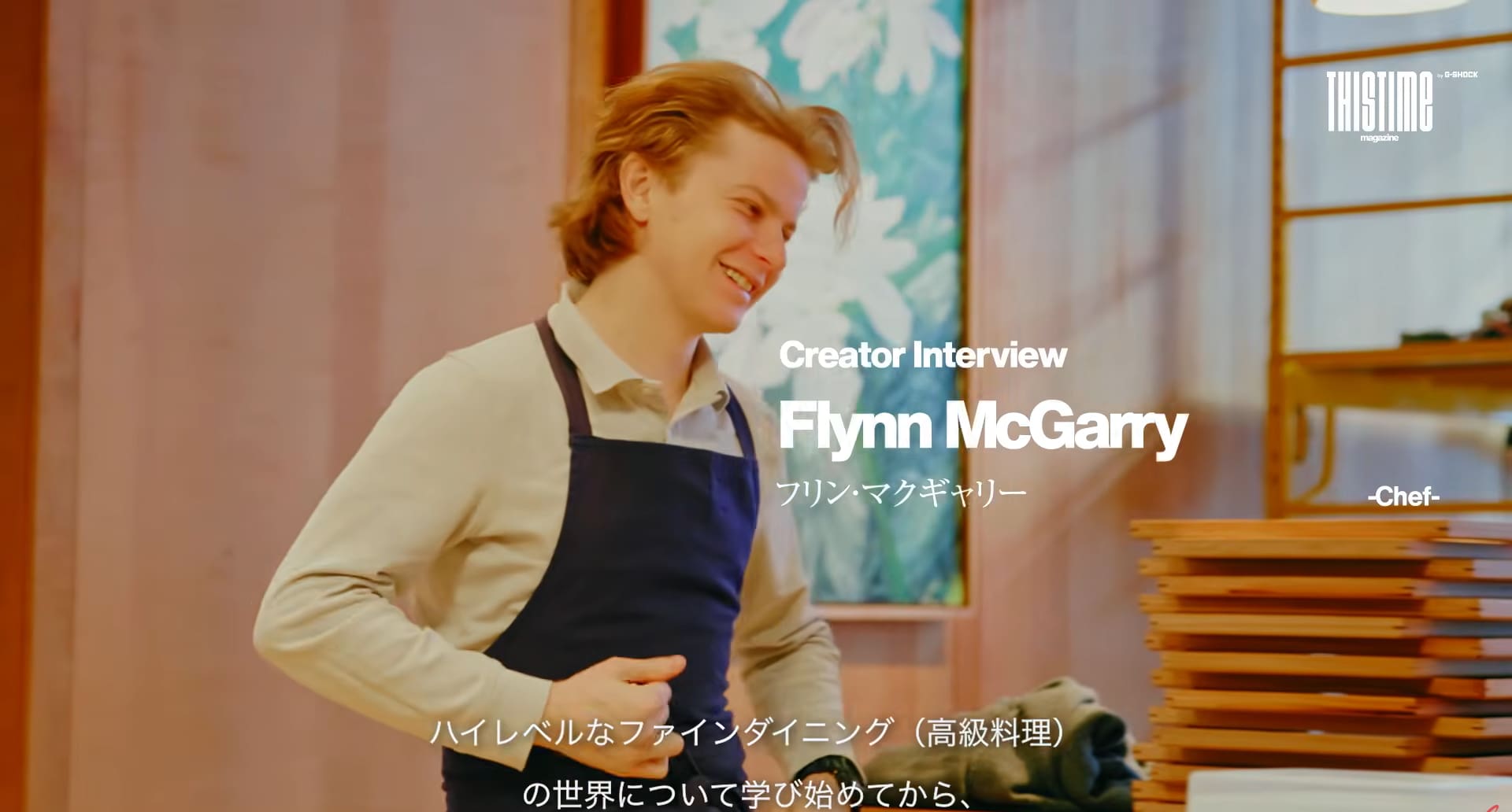 黒いキャップをかぶり、ドアの前で話すArtistic Director。