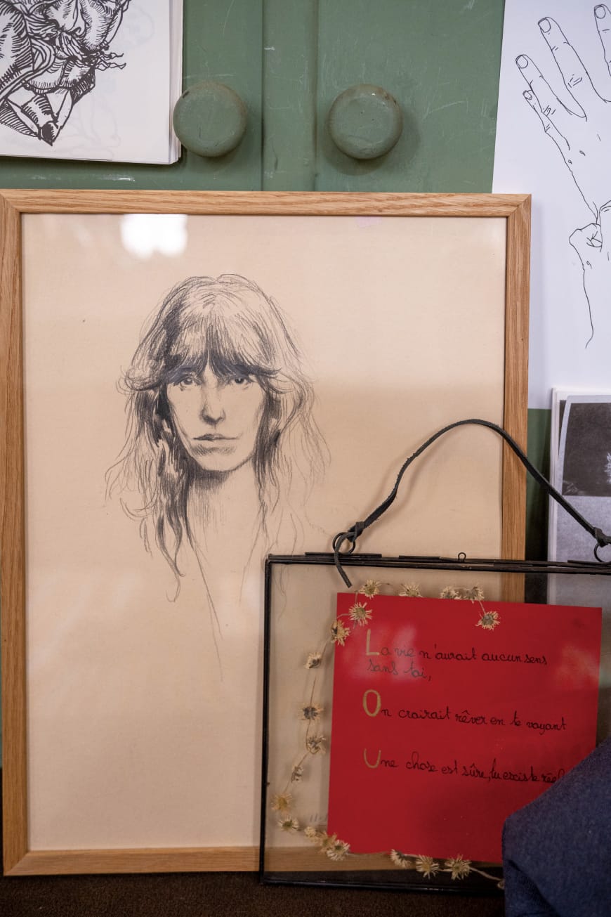 テーブルに並べられた完成イラスト作品