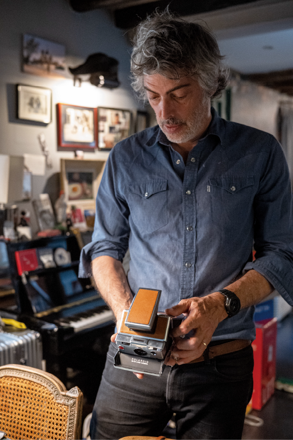 制作道具を持つスタジオ内のStéphane Manel