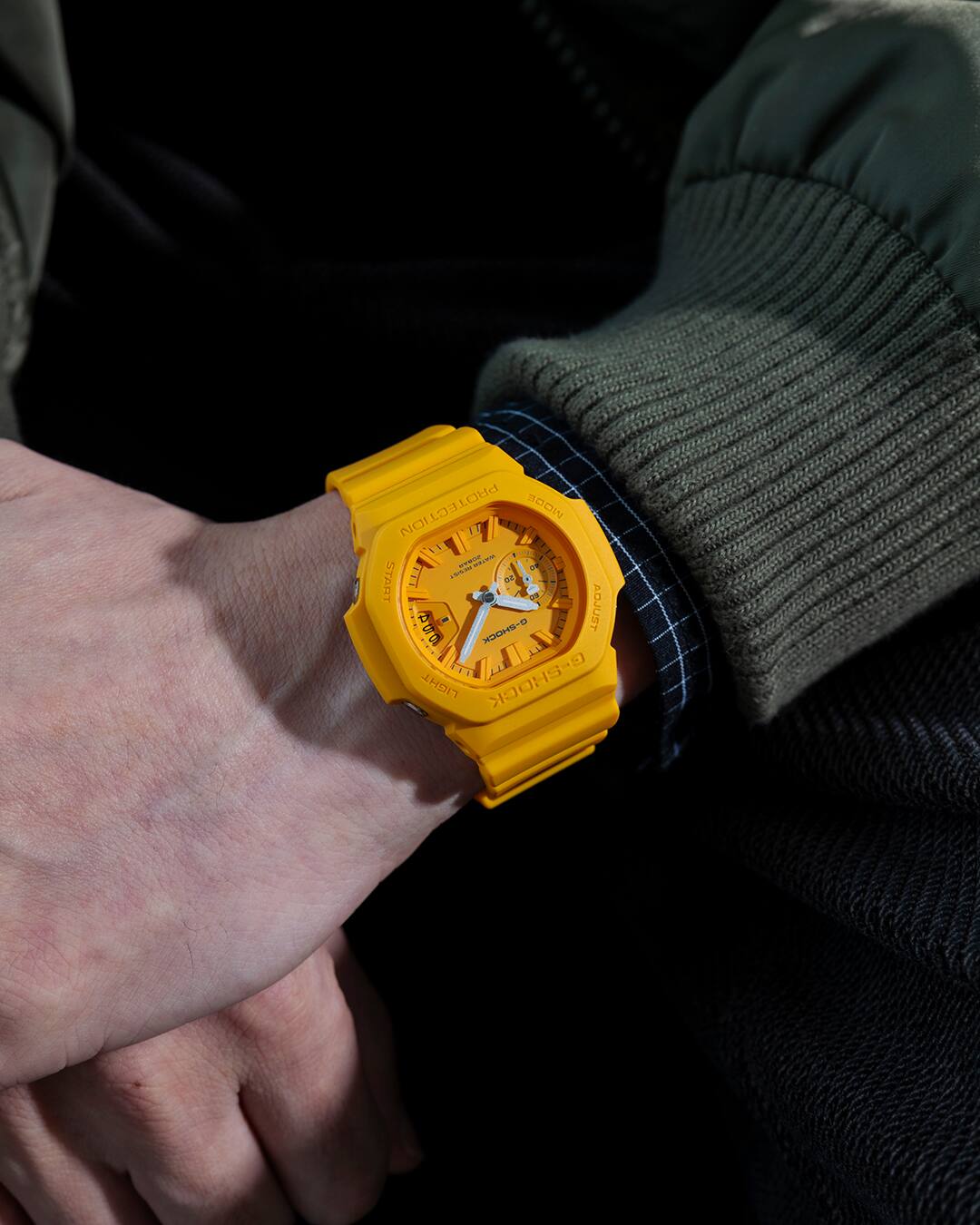 G-SHOCK GAC-2500-9A នៅលើកដៃបុរស