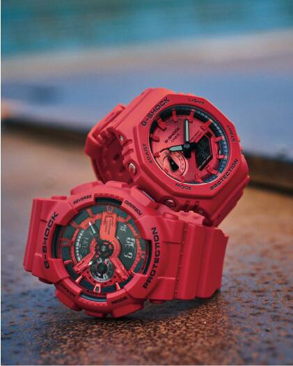 G-SHOCK ពណ៌ក្រហមនៅលើផ្ទៃថ្ម។