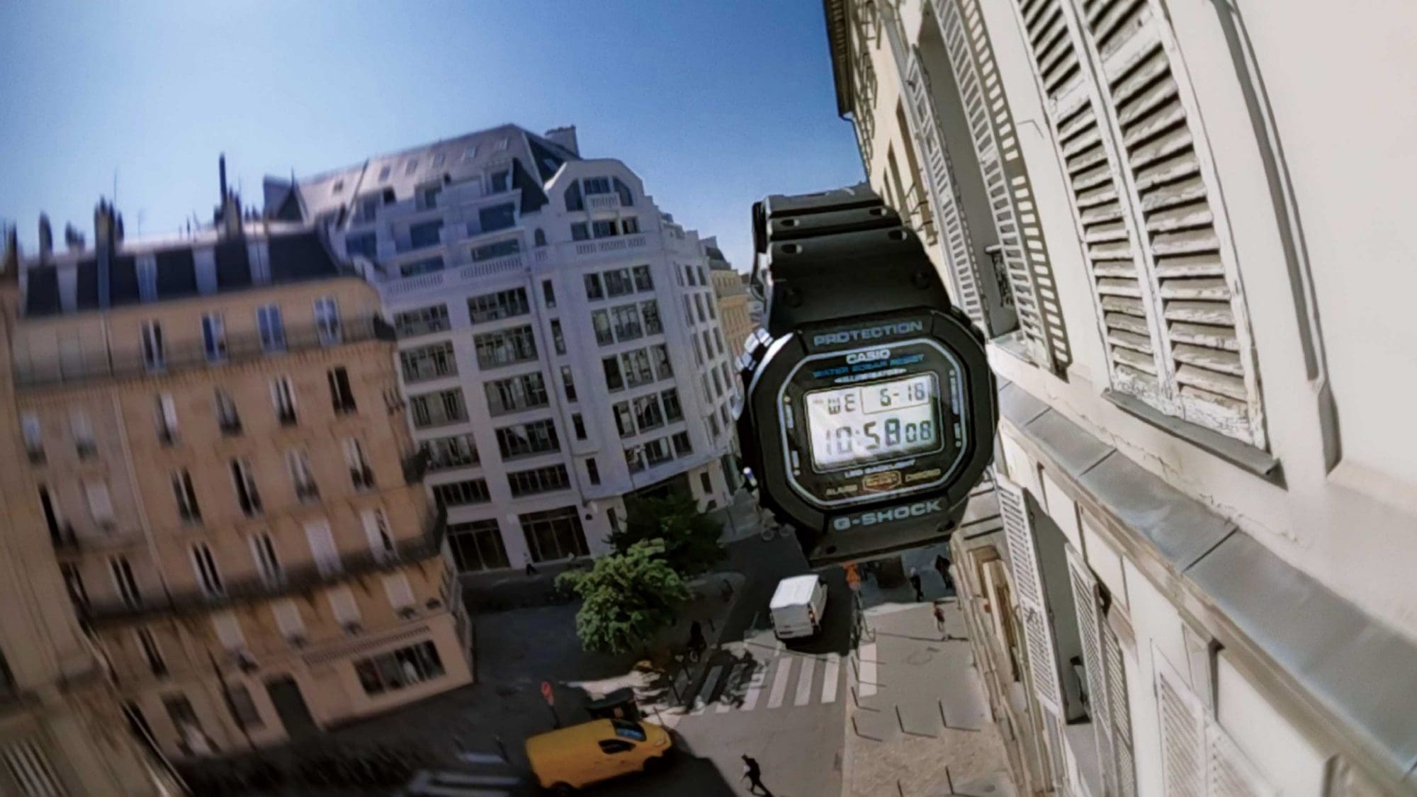 នាឡិកា G-SHOCK ហោះអណ្ដែតនៅលើផ្លូវនៅទីក្រុងប៉ារីស ដែលជាគោលគំនិតភាពធន់នឹងការប៉ះទង្គិច។