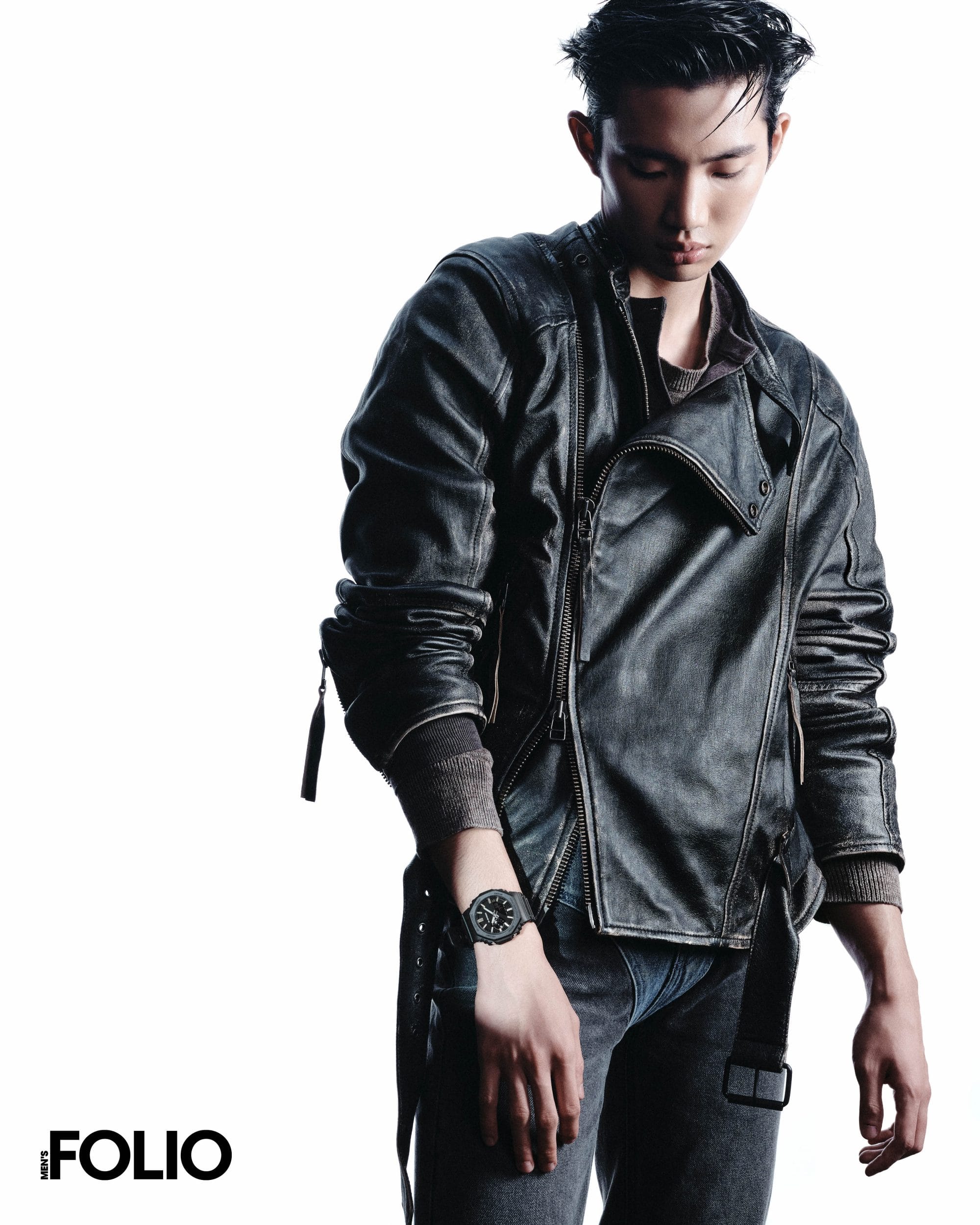 Image of a man wearing the GM-2100LXB-1A9