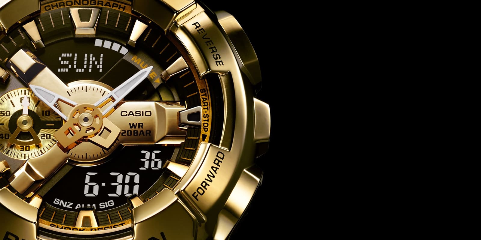 Close-up van de wijzerplaat en kast van de goudkleurige G-Shock GM-110G-1A9 chronograaf
