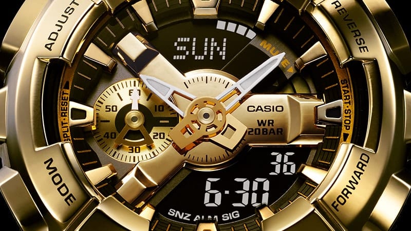 Close-up van het goudkleurige display van het Casio GM-110G-1A9 polshorloge