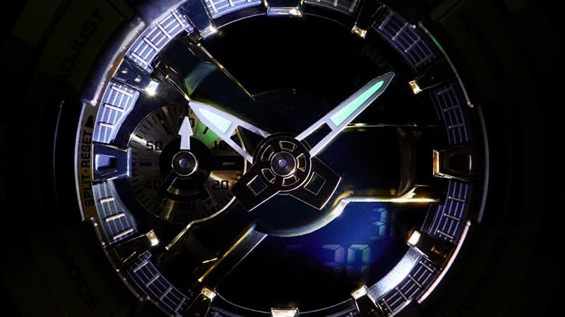 Het Casio GM-110G-1A9 polshorloge in het donker met verlichte wijzerplaat