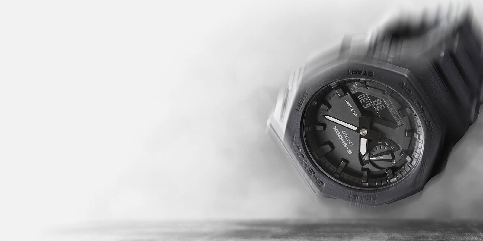 Een zwart Casio G-Shock GA-2100 polshorloge valt op de grond