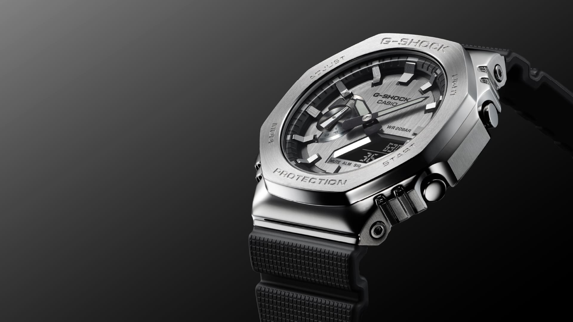 Een Casio G-Shock GM-2100 hybride polshorloge met zilverkleurige metalen kast en zwarte band