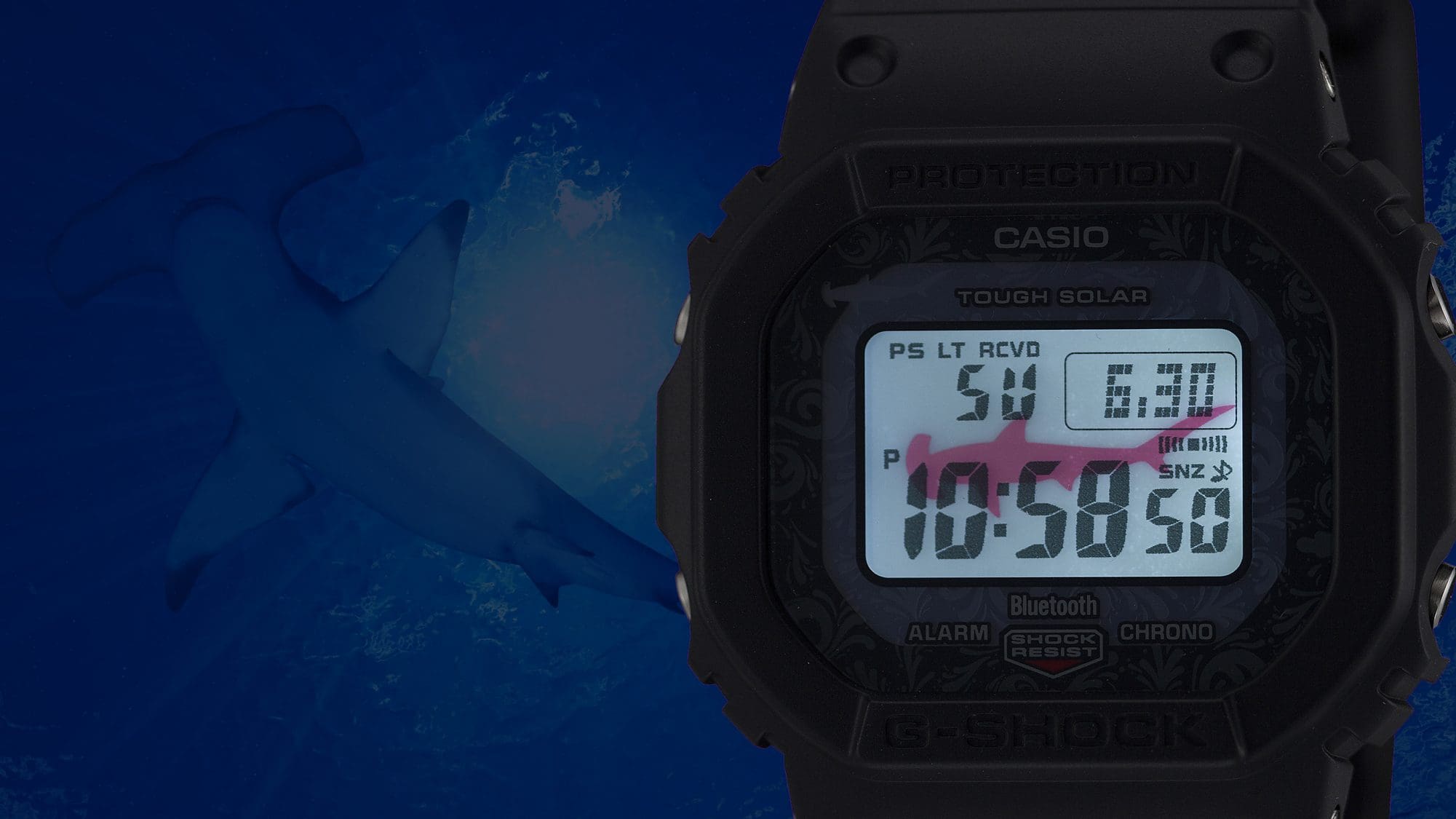 Het verlichte display van het GW-B5600CD-1A2 polshorloge met een rode hamerhaai op de displayachtergrond