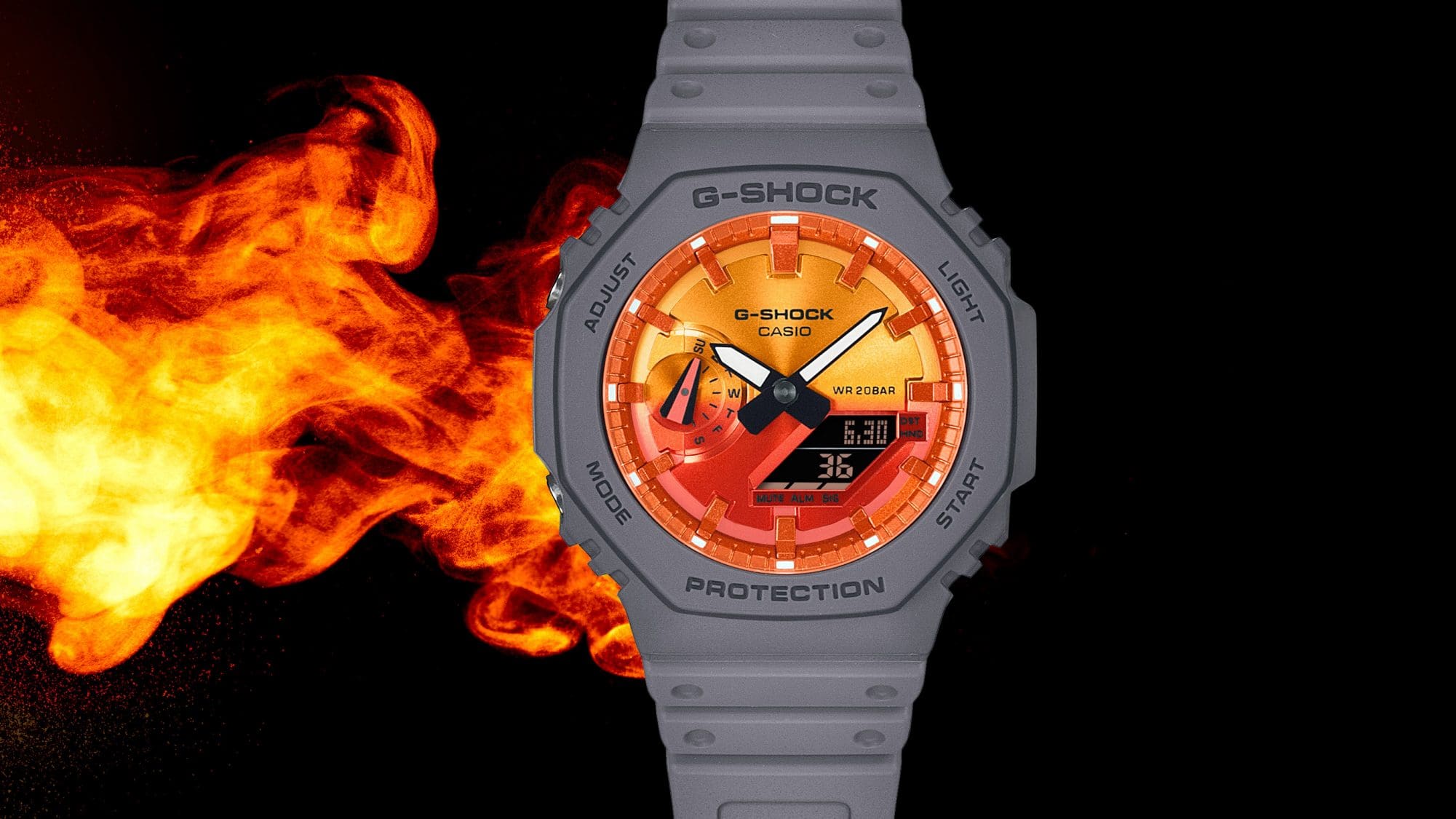 GA-2100FL-8A Oranje vlammen op de achtergrond, op de voorgrond het GA-2100FL-8A Flame Inside polshorloge van G-Shock.