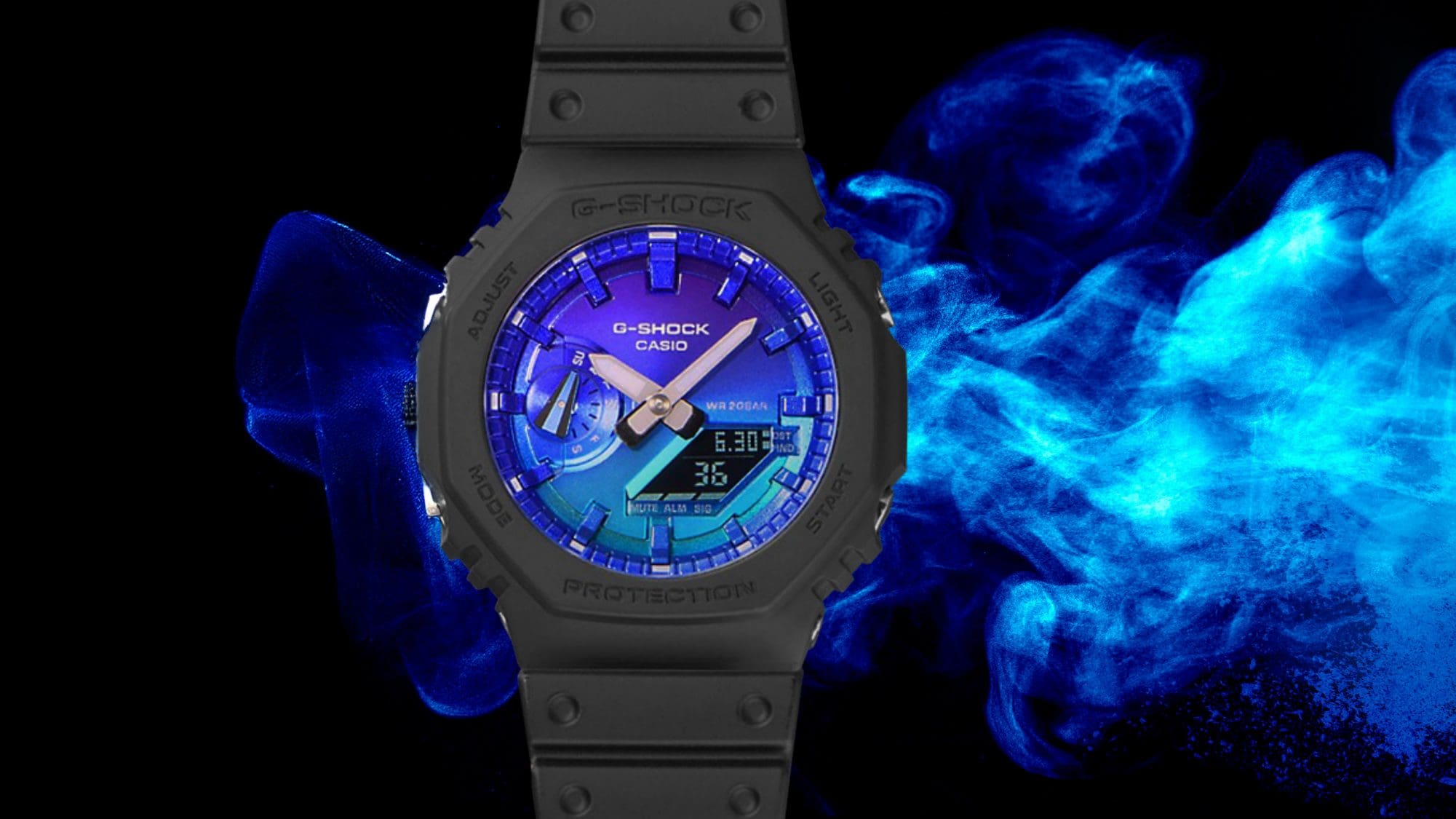 GA-2100FL-1A Blauwe vlammen op de achtergrond, op de voorgrond staat de GA-2100FL-1A met blauwe lunette.