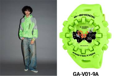 Het neongroene GA-V01 horloge en een persoon naast die afbeelding die precies hetzelfde horloge draagt en een groen jasje en spijkerbroek in een nonchalante houding.
