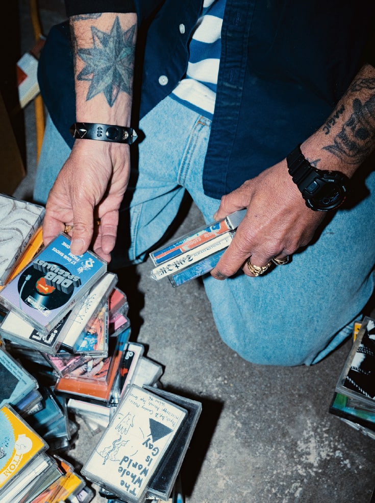 DeWitt sorteert cassettebandjes.