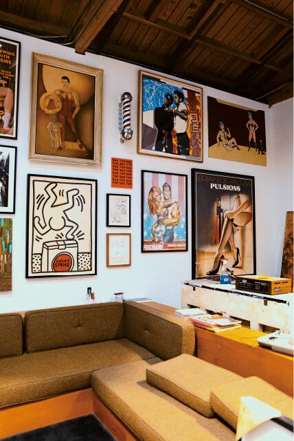 Meerdere schilderijen hangen aan de muur van een woonkamer