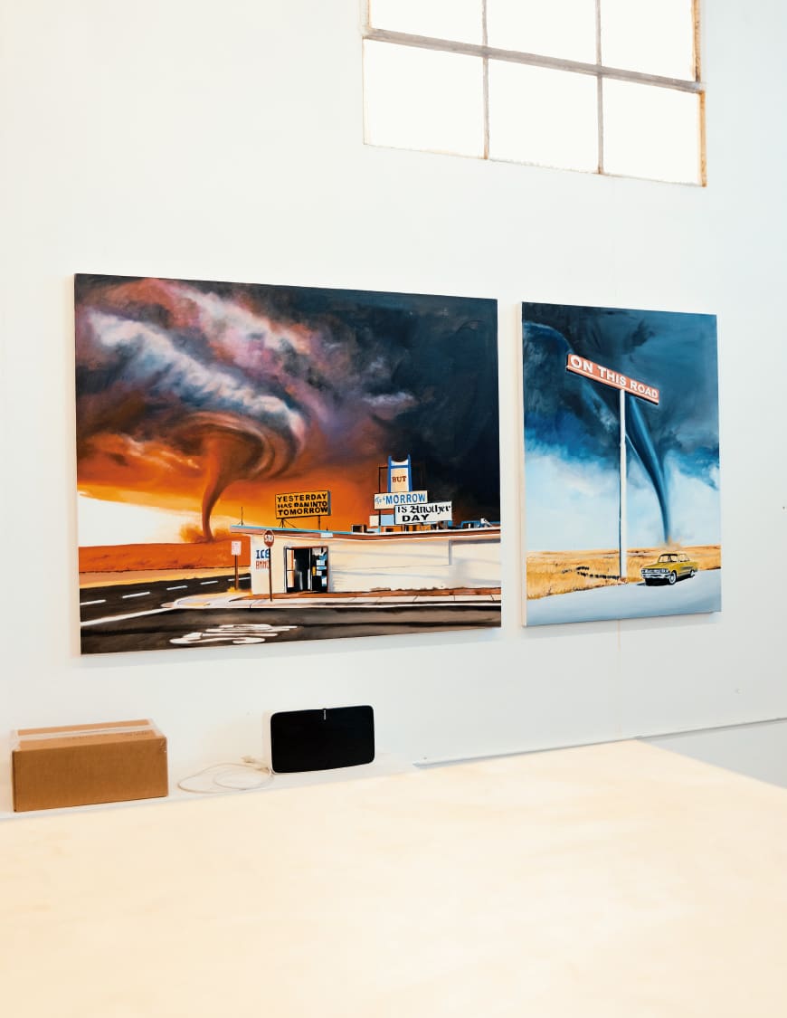 Twee grote foto's van McCormick op een witte muur