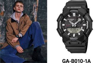 Een persoon leunt tegen een muur in een beige jasje en blauwe jeans, draagt het zwarte GA-B010 polshorloge; rechts is een productfoto van het analoog-digitale horloge in volledig zwart. De afbeelding linkt naar de productpagina.