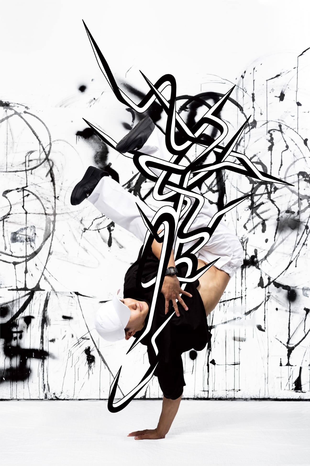 Breakdancer met zwart shirt en witte shorts in handstand pose voor zwart-wit street art.