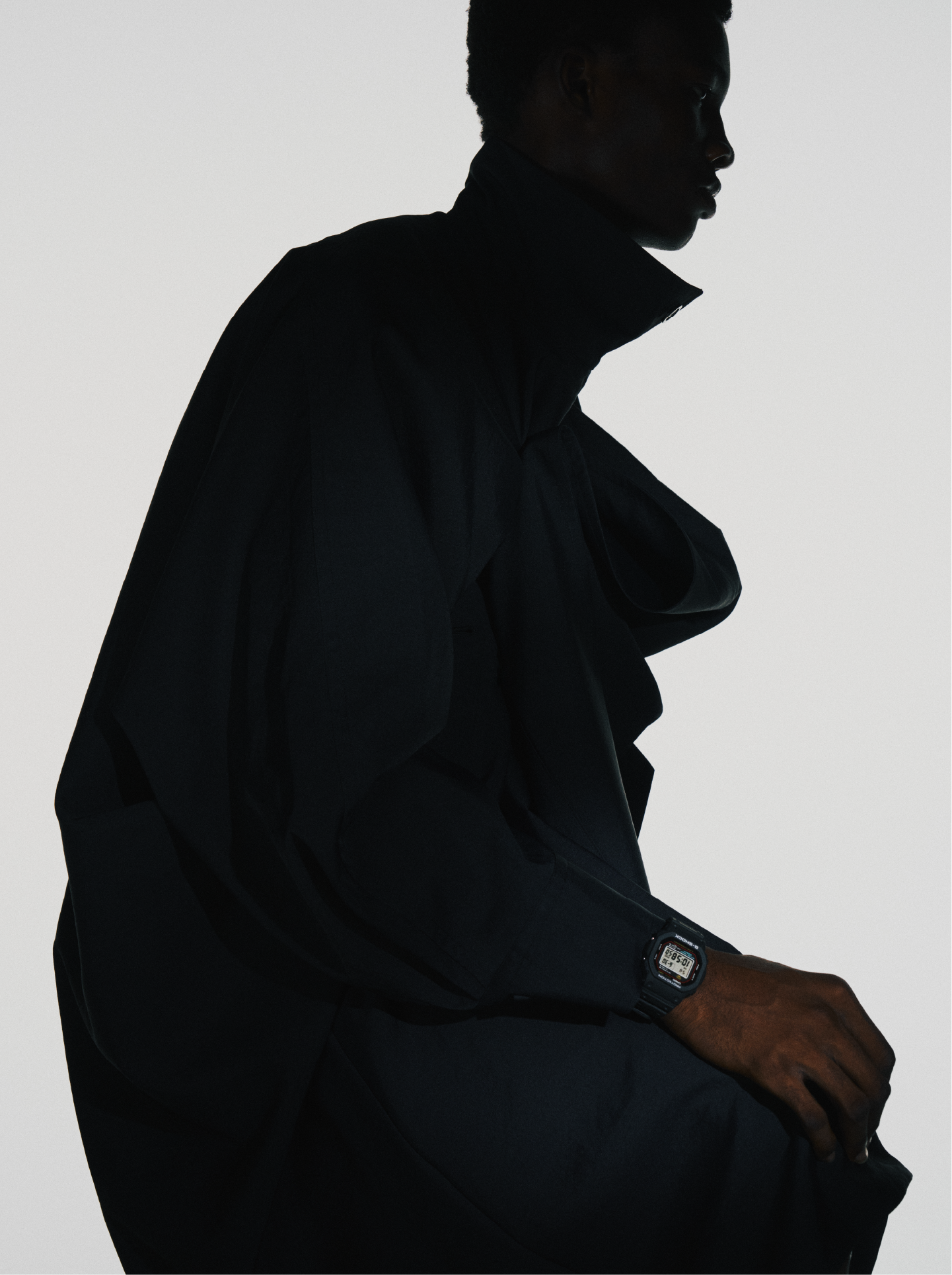 Model Mattheiu is helemaal in het zwart gekleed en draagt het iconische en duurzame G-SHOCK horloge DW-5000R-1A.