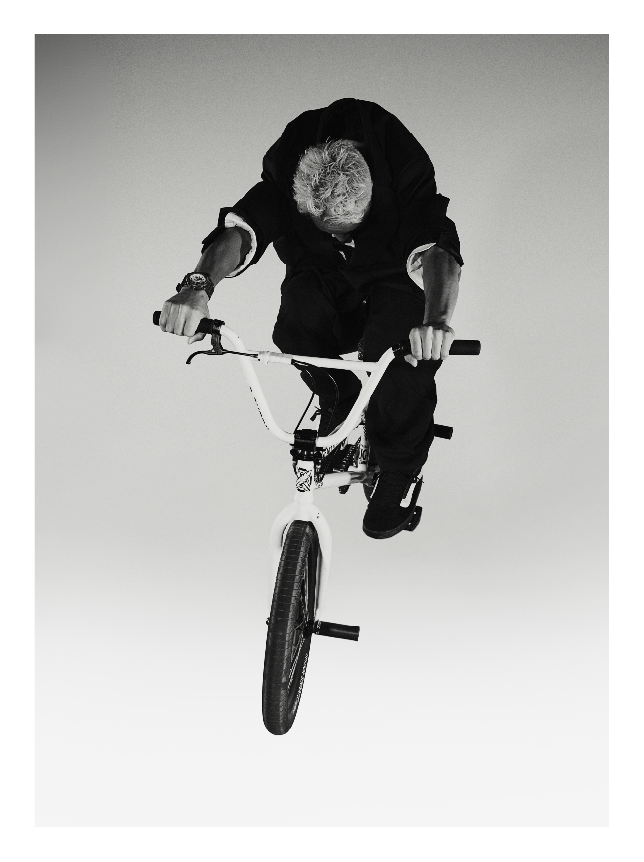 BMX'er Rim Nakamura op zijn fiets in een sprong, met het robuuste en sportieve G-SHOCK horloge GA-100WD-1A aan.