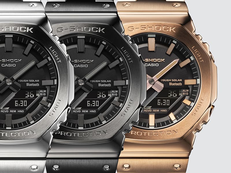 De drie Casio G-Shock GM-B2100 modellen naast elkaar, van links naar rechts: de zilveren GM-B2100D, de zwarte GM-B2100BD en de roségouden GM-B2100GD