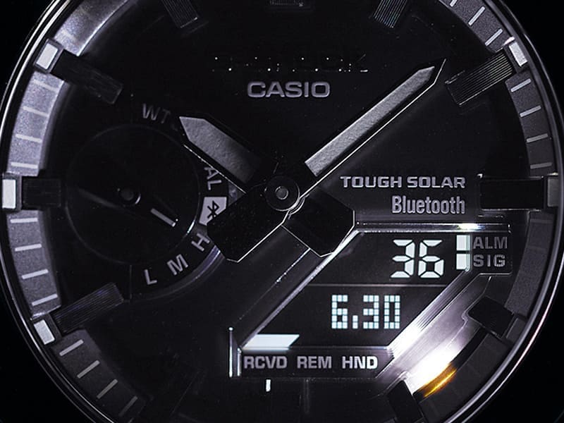 Het display van een Casio G-Shock GM-B2100D zonnehorloge in het donker met verlichte wijzerplaat