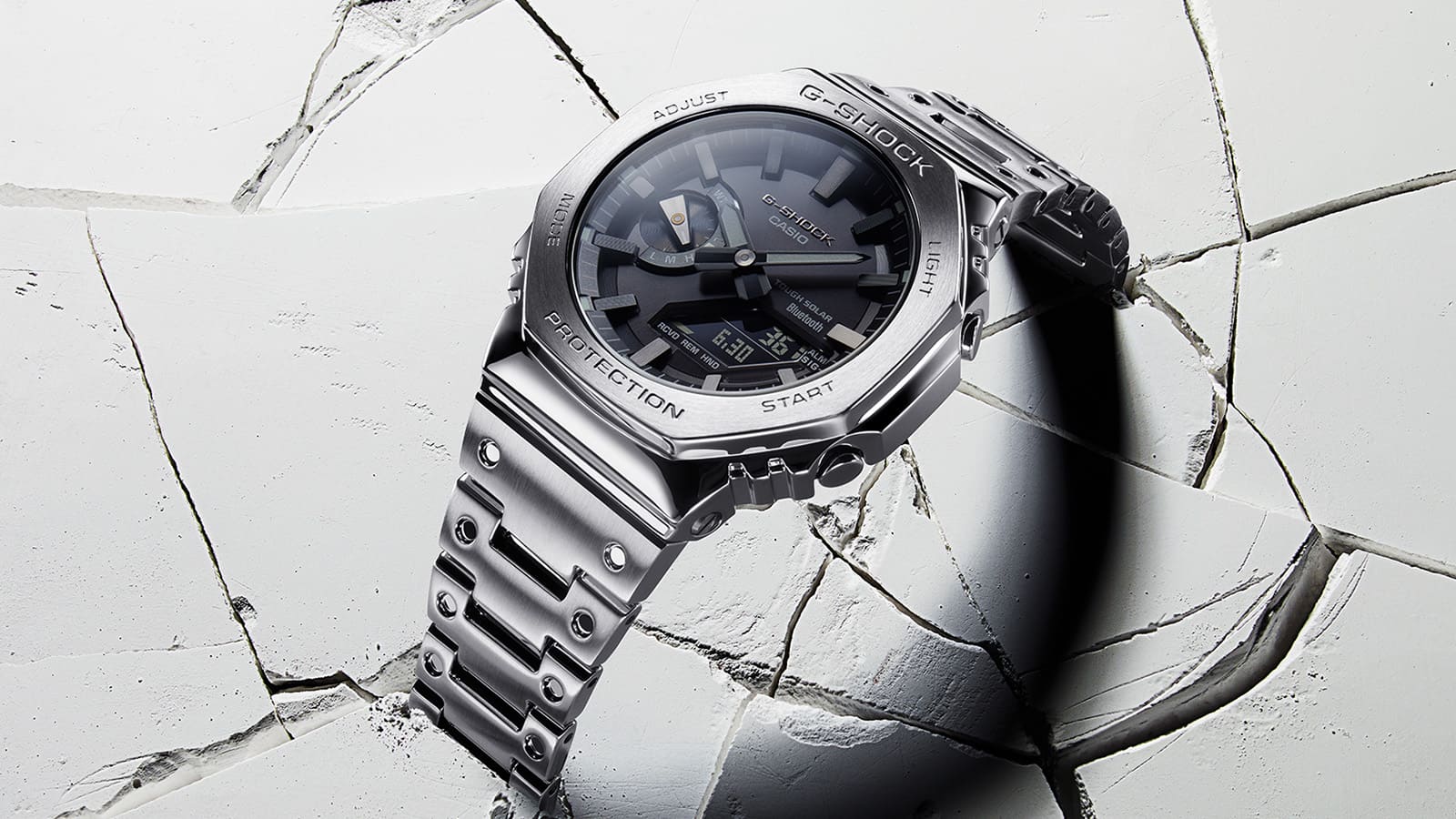 Het zilveren Casio G-Shock GM-B2100D roestvrij stalen horloge met zwarte wijzerplaat heeft een armband van geborsteld gips